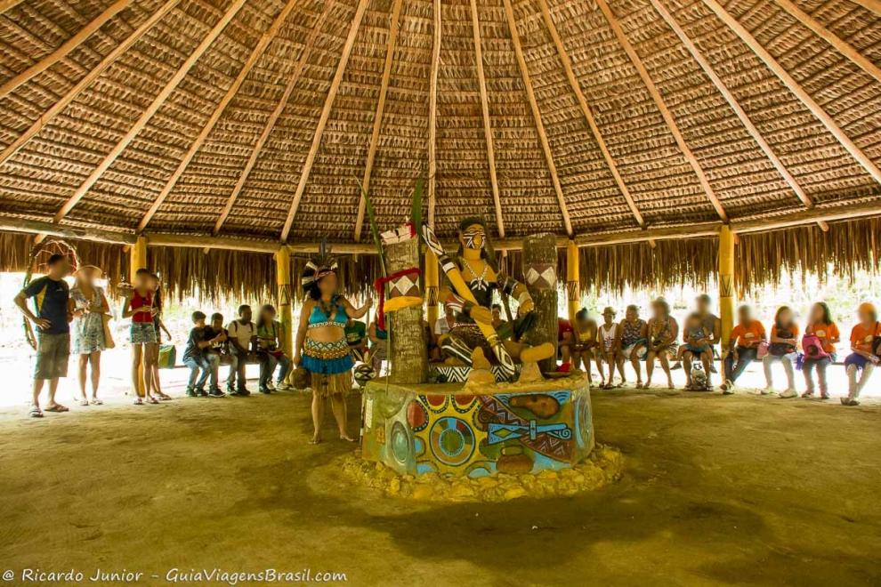 Imagem de uma escultura na Aldeia Indígina Pataxó.